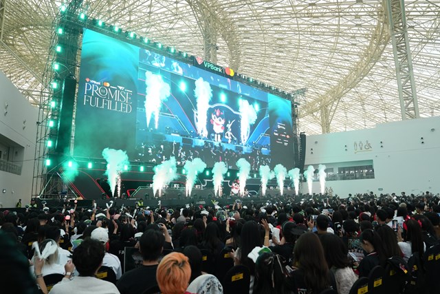 Biển người h&acirc;m mộ tại VEC đ&oacute;n chờ sự xuất hiện của c&aacute;c tuyển thủ Việt Nam &amp; huyền thoại T1 &nbsp;