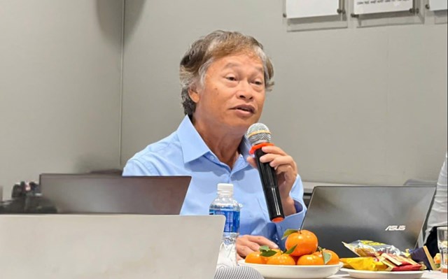 &Ocirc;ng Nhữ Đ&igrave;nh Thiện, đại diện Hiệp hội Đại l&yacute;, M&ocirc;i giới v&agrave; Dịch vụ H&agrave;ng hải Việt Nam (VISABA) ph&aacute;t biểu lại buổi tổng kết.