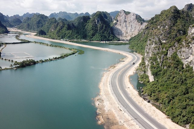 Đường bao biển Hạ Long - Cẩm Phả, một trong những dự án hạ tầng trọng điểm của thành phố đang được hoàn thiện.