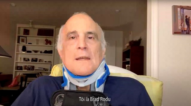 Gi&aacute;o sư Y khoa Brad Rodu.