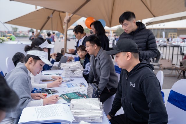 Sức h&uacute;t từ những mẫu xe mới như Minio Green khiến gian h&agrave;ng VinFast tại VMS 2025 lu&ocirc;n tấp nập kh&aacute;ch đăng k&yacute; l&aacute;i thử &nbsp;