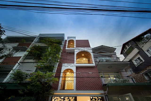 Trong điều kiện 3 mặt nh&agrave; bị che lấp, c&aacute;c kiến tr&uacute;c sư đ&atilde; dời giếng trời về cuối nh&agrave;, tạo trục ch&iacute;nh cho to&agrave;n bộ c&ocirc;ng tr&igrave;nh nhằm đ&aacute;p ứng nhu cầu th&ocirc;ng gi&oacute; v&agrave; chiếu s&aacute;ng cũng như thiết lập sự kết nối giữa c&aacute;c kh&ocirc;ng gian.