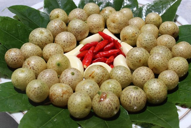Quả mắc mật c&oacute; thể ăn tươi khi ch&iacute;n v&agrave;ng hoặc l&agrave;m gia vị để chế biến