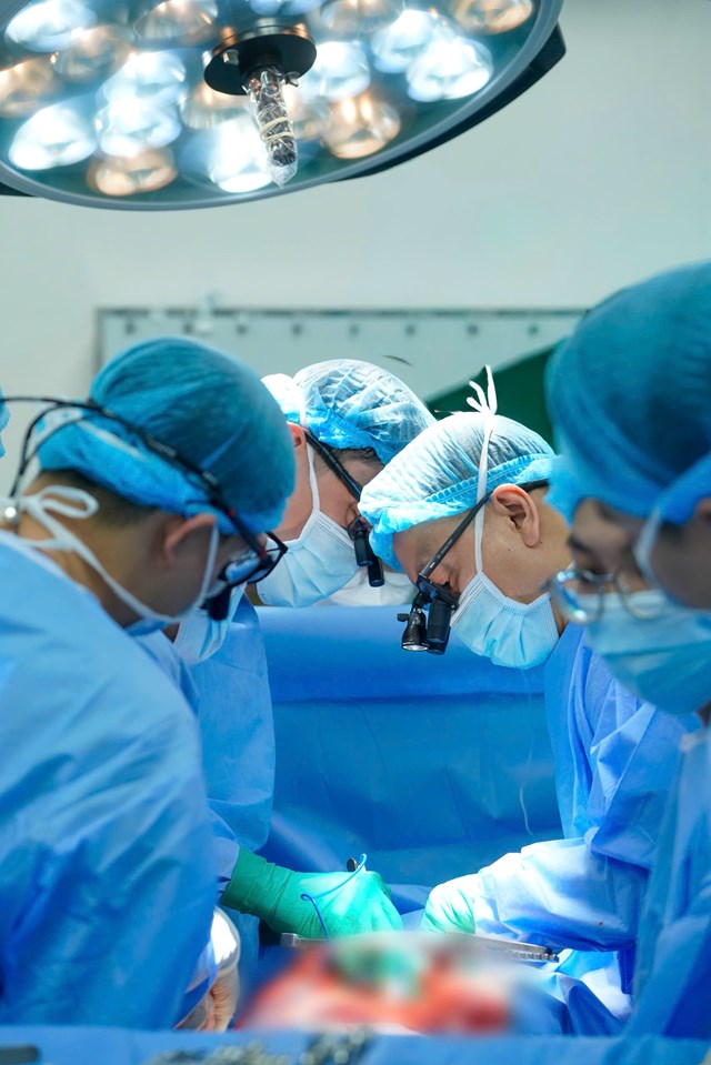 Giữa &aacute;nh đ&egrave;n ph&ograve;ng mổ, cả &ecirc; k&iacute;p tập trung cao độ, qu&ecirc;n đi sự vất vả của đ&ecirc;m d&agrave;i. Ca phẫu thuật do GS TS BS. Nguyễn Ho&agrave;ng Định - Ph&oacute; Gi&aacute;m đốc Bệnh viện, Trưởng &ecirc; k&iacute;p gh&eacute;p tim, phẫu thuật vi&ecirc;n ch&iacute;nh, thực hiện.&nbsp;