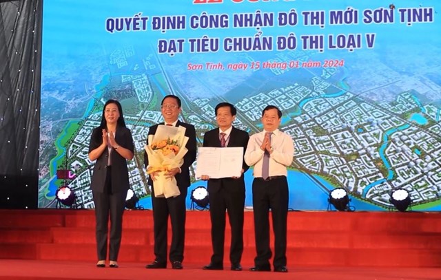 Trao Quyết định c&ocirc;ng nhận Đ&ocirc; thị mới Sơn Tịnh đạt ti&ecirc;u chuẩn đ&ocirc; thị loại V.