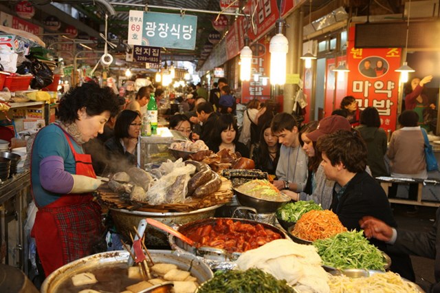C&aacute;c khu phố, chợ ẩm thực đ&atilde; trở th&agrave;nh &ldquo;đặc sản&rdquo; n&iacute;u ch&acirc;n kh&aacute;ch du lịch tại Seoul, H&agrave;n Quốc.