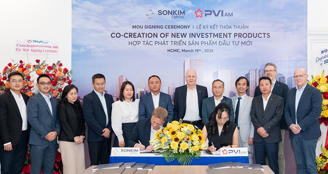  Đại diện Ban lãnh đạo SonKim Capital và PVIAM tham gia Lễ ký kết.