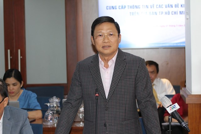 &Ocirc;ng V&otilde; Minh Tuấn, Gi&aacute;m đốc NHNN chi nh&aacute;nh TPHCM trao đổi th&ecirc;m tại họp b&aacute;o - Ảnh: VGP/Vũ Phong.