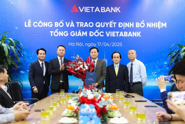 Chủ tịch HĐQT VietABank Phương Thành Long trao quyết định bổ nhiệm cho Tổng giám đốc VietABank Nguyễn Văn Trọng.