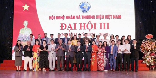 Ban chấp hành Trung ương Hội Nghệ nhân và Thương hiệu Việt Nam nhiệm kỳ 2025-2030 ra mắt Đại hội.