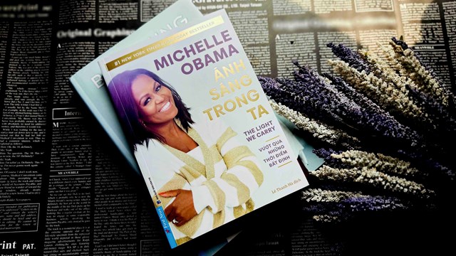 &#39;&#193;nh s&#225;ng trong ta&#39; - B&#237; quyết vững v&#224;ng trước d&#244;ng b&#227;o của Michelle Obama - Ảnh 1