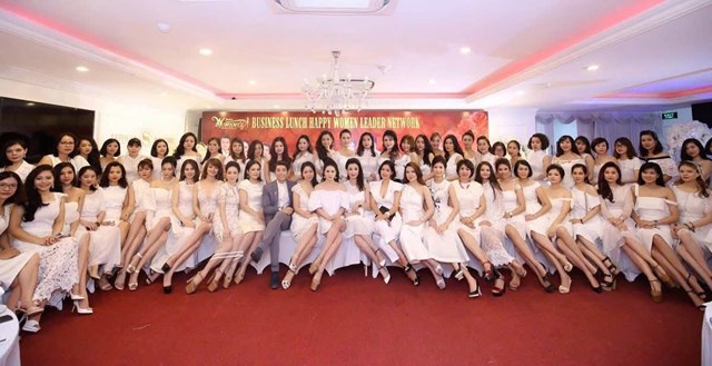 H&agrave;nh tr&igrave;nh 10 năm c&ugrave;ng c&aacute;c th&agrave;nh vi&ecirc;n tổ chức Happy Women Leader Network.