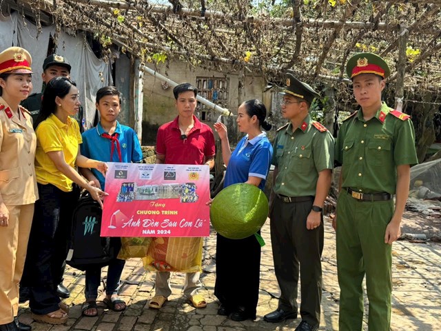 Hoạt động thiện nguyện v&igrave; cộng đồng đến với đồng b&agrave;o v&ugrave;ng kh&oacute; khăn.