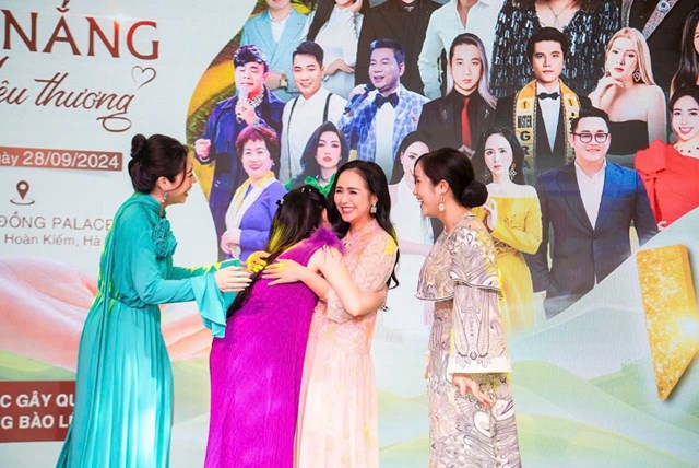 Doanh nh&acirc;n B&ugrave;i Thanh Hương c&ugrave;ng c&aacute;c nữ l&atilde;nh đạo, nữ doanh nh&acirc;n, nghệ sĩ v&agrave; chuy&ecirc;n gia trong nhiều lĩnh vực.