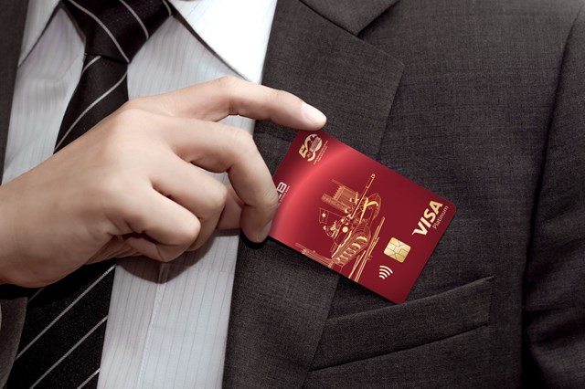 Thẻ t&iacute;n dụng NCB Visa Thống Nhất - Tự h&agrave;o một dải Việt Nam l&agrave; sự kết hợp giữa gi&aacute; trị t&agrave;i ch&iacute;nh hiện đại v&agrave; tinh thần lịch sử d&acirc;n tộc h&agrave;o h&ugrave;ng.