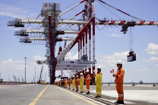 Cảng Quốc tế Long An thực hiện nghi thức ngoại giao chuy&ecirc;n nghiệp v&agrave; chu đ&aacute;o khi ch&agrave;o đ&oacute;n Đo&agrave;n Đại biểu đến tham quan Cảng.