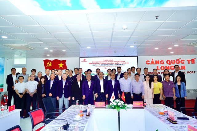 Đoàn Đại biểu chính quyền thành phố Okayama, Lãnh đạo tỉnh Long An làm việc tại Cảng Quốc tế Long An.