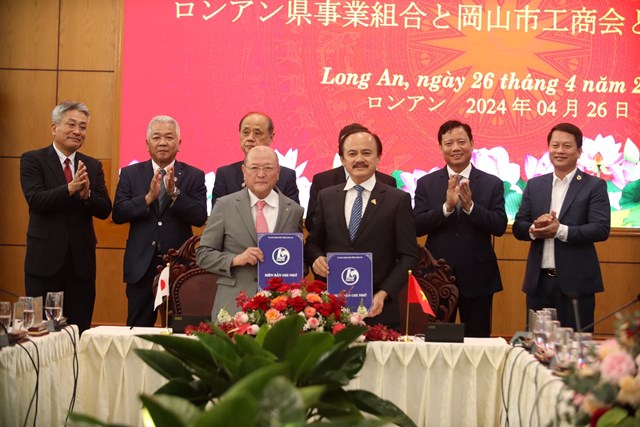 Lễ k&yacute; kết bi&ecirc;n bản ghi nhớ giữa HHDN tỉnh Long An với Hội C&ocirc;ng thương th&agrave;nh phố Okayama.