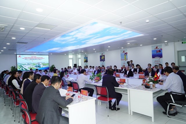 Phi&ecirc;n l&agrave;m việc v&agrave; trao đổi giữa Đo&agrave;n Đại biểu ch&iacute;nh quyền th&agrave;nh phố Okayama, L&atilde;nh đạo tỉnh Long An tại T&ograve;a nh&agrave; điều h&agrave;nh, Cảng Quốc tế Long An.