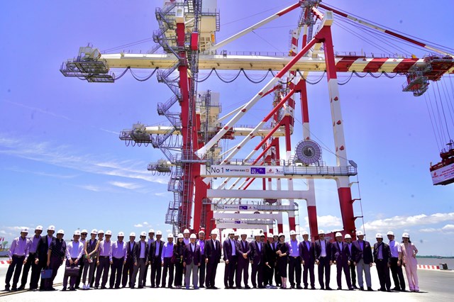 Đo&agrave;n Đại biểu ch&iacute;nh quyền th&agrave;nh phố Okayama, L&atilde;nh đạo tỉnh Long An, L&atilde;nh đạo Dongtam Group v&agrave; Cảng Quốc tế Long An chụp ảnh lưu niệm.