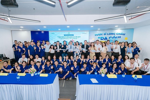 Chương tr&igrave;nh c&oacute; sự tham dự của c&aacute;c chuy&ecirc;n gia y tế v&agrave; đội ngũ dược sĩ nh&agrave; thuốc Long Ch&acirc;u.