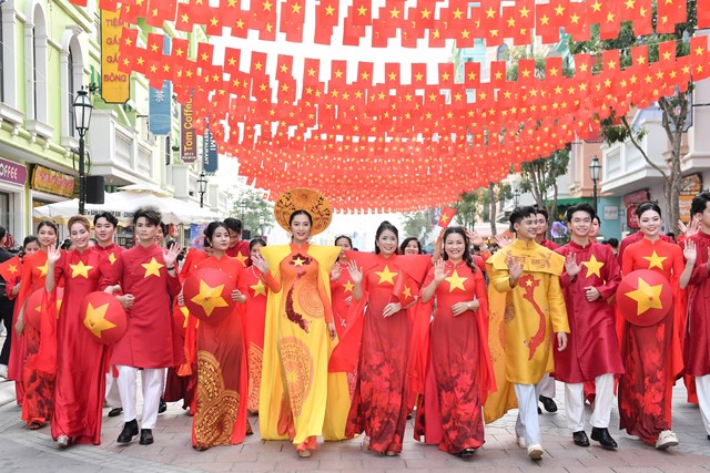 Hoa hậu Nông Thúy Hằng và Đại sứ Áo dài Hoàng Đức trình diễn BST ‘Hình chữ S’ của NTK Hoàng Ly