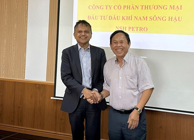 &Ocirc;ng Mai Văn Huy (b&igrave;a phải) v&agrave; t&acirc;n Tổng Gi&aacute;m đốc NSH Petro - Ranjit Prithviraj Thambyrajah (mang quốc tịch &Uacute;c).