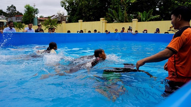 Thầy tr&ograve; Trường tiểu học, trung học cơ sở Nguyễn Du b&ecirc;n chiếc hồ bơi mới do Quỹ Ph&aacute;t triển T&agrave;i năng Việt trao tặng.