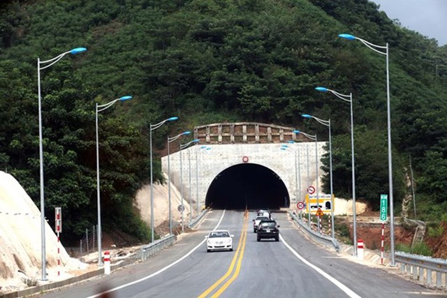 Hầm xuyên núi dài 530m trên tuyến cao tốc Nội Bài-Lào Cai, tại địa phận giáp ranh giữa Yên Bái và Lào Cai - Ảnh: Báo Đầu tư