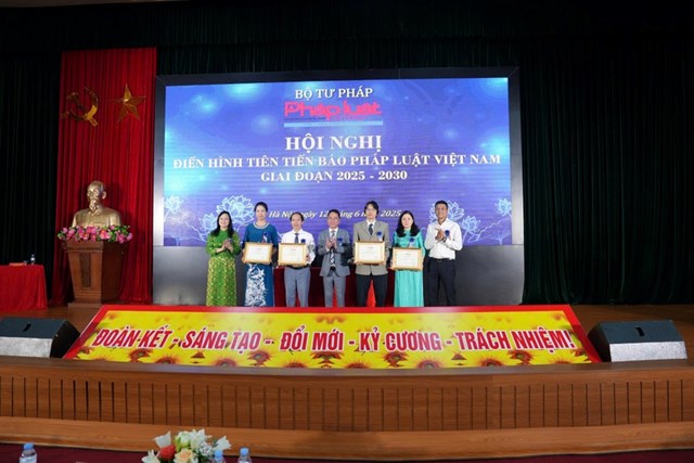 Đại diện 4 tập thể điển hình tiên tiến được khen thưởng tại Hội nghị. (Ảnh: Phương Mai)