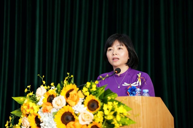 Ph&oacute; Trưởng Ban Thời sự - Nội ch&iacute;nh Lương Thị V&acirc;n Anh tham luận tại Hội nghị. (Ảnh: Hương Giang)