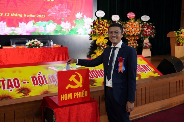 Ph&oacute; B&iacute; thư thư Đảng ủy, Ph&oacute; Tổng Bi&ecirc;n tập B&aacute;o Ph&aacute;p luật Việt Nam H&agrave; &Aacute;nh B&igrave;nh