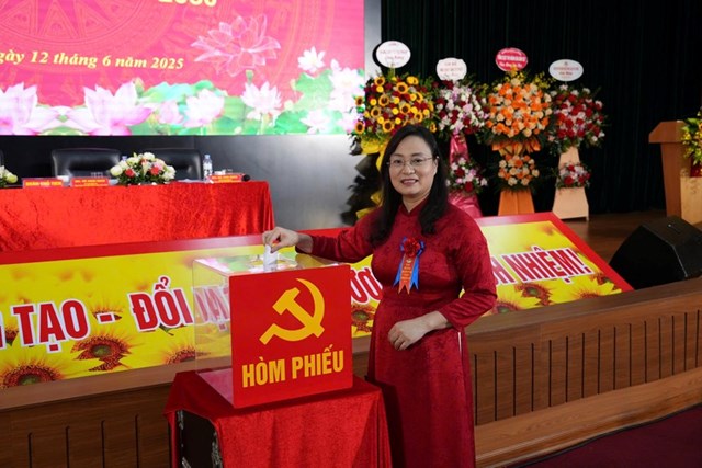 Ủy vi&ecirc;n BCH Đảng Bộ, Ph&oacute; Tổng Bi&ecirc;n tập Vũ Hồng Th&uacute;y
