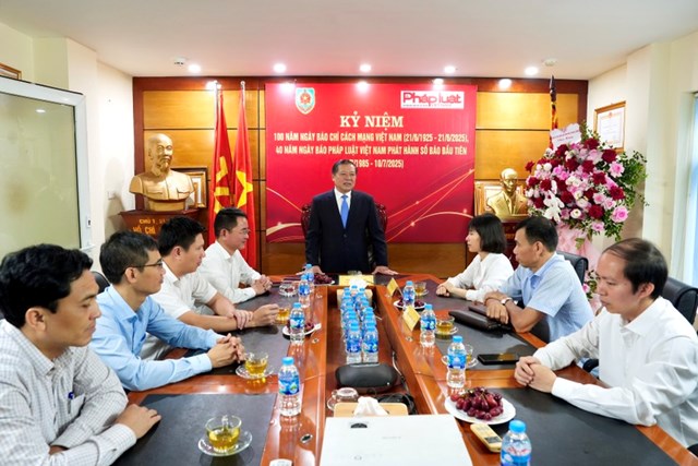 Ph&oacute; Trưởng ban Thường trực Ban Tuy&ecirc;n gi&aacute;o v&agrave; D&acirc;n vận Trung ương Lại Xu&acirc;n M&ocirc;n ch&uacute;c mừng B&aacute;o Ph&aacute;p luật Việt Nam nh&acirc;n dịp kỷ niệm 100 năm Ng&agrave;y B&aacute;o ch&iacute; C&aacute;ch mạng Việt Nam.