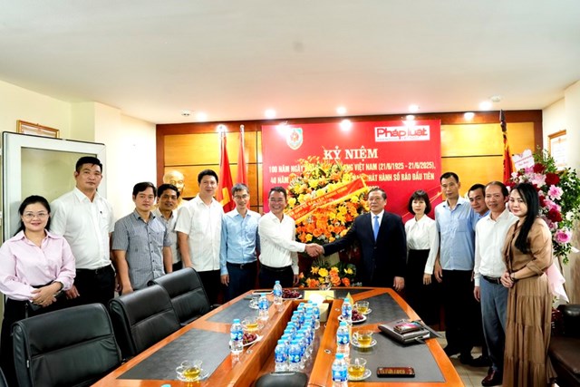 Phó Trưởng ban Thường trực Ban Tuyên giáo và Dân vận Trung ương tặng hoa chúc mừng Báo Pháp luật Việt Nam.