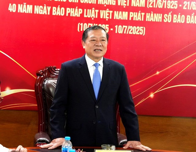 Đồng ch&iacute; Lại Xu&acirc;n M&ocirc;n ph&aacute;t biểu tại buổi gặp mặt.