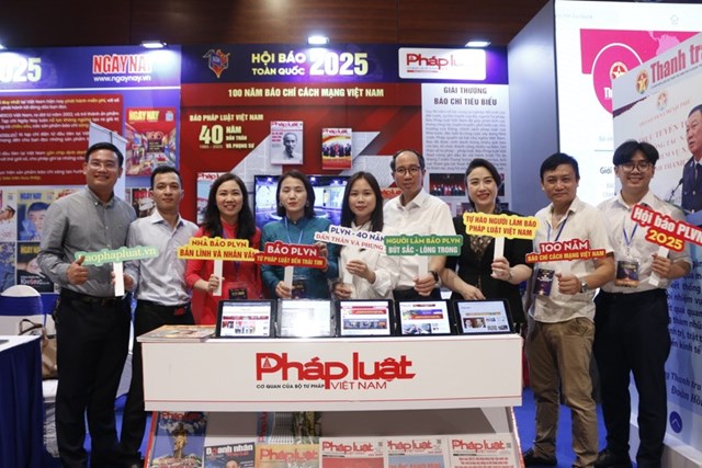 Đội ngũ c&aacute;n bộ, ph&oacute;ng vi&ecirc;n B&aacute;o Ph&aacute;p luật Việt Nam chụp h&igrave;nh tại gian trưng b&agrave;y.