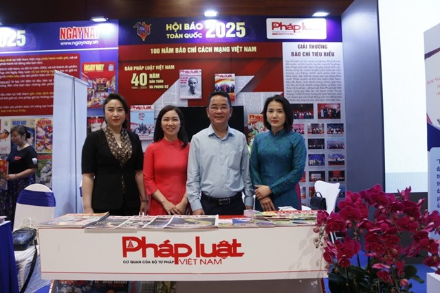 Tổng bi&ecirc;n tập B&aacute;o Ph&aacute;p Luật Việt Nam - TS Vũ Ho&agrave;i Nam chụp ảnh tại gian trưng b&agrave;y.
