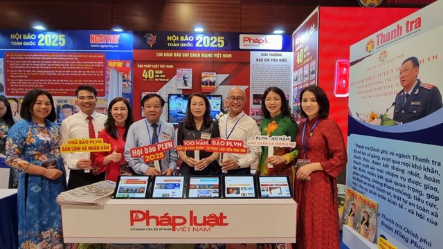 B&ecirc;n cạnh hoạt động giới thiệu ấn phẩm, gian trưng b&agrave;y của B&aacute;o Ph&aacute;p luật Việt Nam c&ograve;n thu h&uacute;t sự quan t&acirc;m của nhiều bạn đọc, nh&agrave; b&aacute;o, đại biểu đến tham quan, giao lưu v&agrave; t&igrave;m hiểu về những điểm mới trong c&ocirc;ng t&aacute;c tuy&ecirc;n truyền ph&aacute;p luật của B&aacute;o.