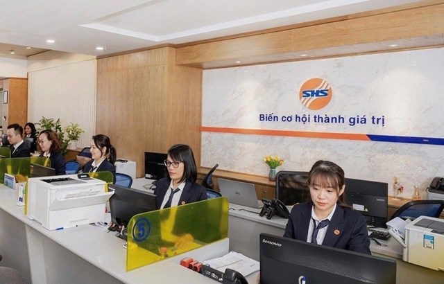 SHS triển khai chào bán hơn 800 triệu cổ phiếu giá 10.000 đồng/cp.