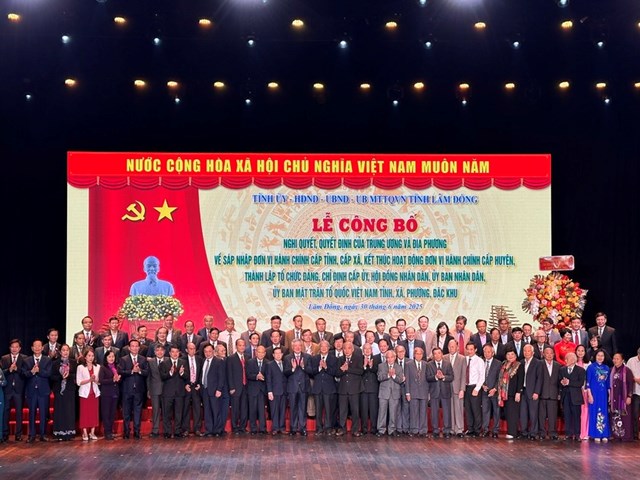 L&atilde;nh đạo Ch&iacute;nh phủ chụp h&igrave;nh lưu niệm c&ugrave;ng nguy&ecirc;n l&atilde;nh đạo 3 tỉnh L&acirc;m Đồng, Đắk N&ocirc;ng, B&igrave;nh Thuận.