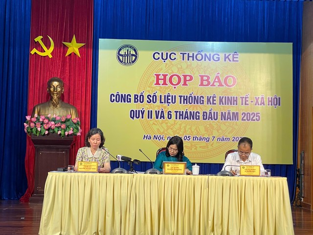L&atilde;nh đạo Cục Thống k&ecirc; trong phần hỏi - đ&aacute;p với b&aacute;o ch&iacute;.
