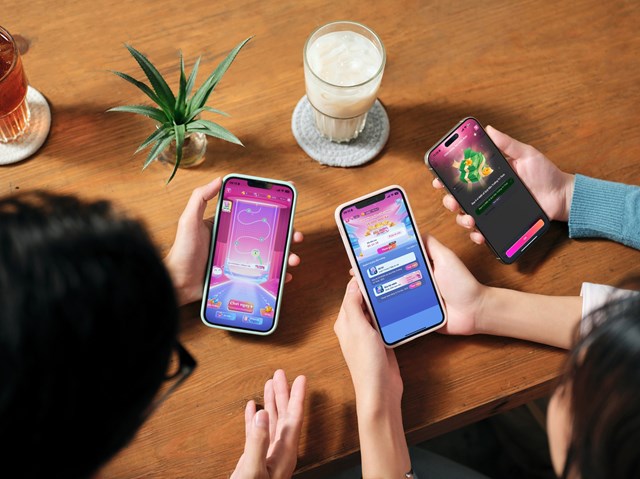 Game khuyến kh&iacute;ch người d&ugrave;ng lập nh&oacute;m để c&ugrave;ng thảo luận chiến lược v&agrave; học hỏi lẫn nhau, biến mỗi đội chơi th&agrave;nh một cộng đồng học tập t&agrave;i ch&iacute;nh thu nhỏ.