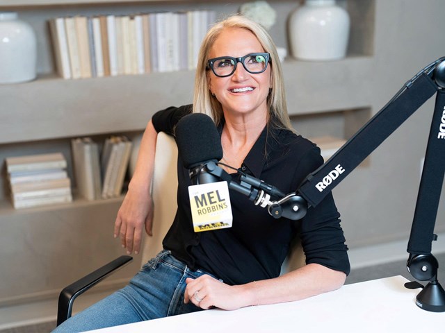 Mel Robbins – tác giả nổi tiếng với triết lý sống thực tế, từng thay đổi tư duy của hàng triệu người trên toàn cầu. Mel Robbins – tác giả nổi tiếng với triết lý sống thực tế, từng thay đổi tư duy của hàng triệu người trên toàn cầu.