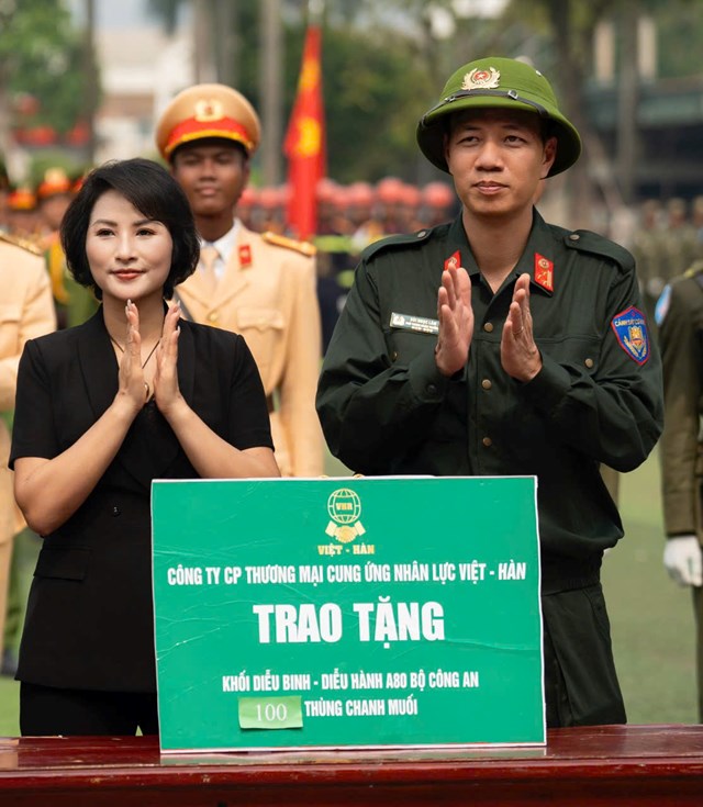 Doanh nh&#226;n Trần Thị Lan thăm hỏi, trao qu&#224; cho lực lượng A80 Bộ C&#244;ng an - Ảnh 1