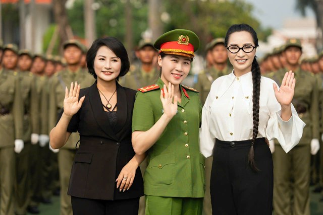 Doanh nh&#226;n Trần Thị Lan thăm hỏi, trao qu&#224; cho lực lượng A80 Bộ C&#244;ng an - Ảnh 2