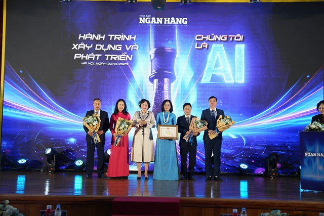 Thống đốc Ng&acirc;n h&agrave;ng Nh&agrave; nước Việt Nam Nguyễn Thị Hồng tặng bằng khen Thời b&aacute;o Ng&acirc;n h&agrave;ng v&igrave; đ&atilde; c&oacute; th&agrave;nh t&iacute;ch xuất sắc trong c&ocirc;ng t&aacute;c truyền th&ocirc;ng chủ trương, ch&iacute;nh s&aacute;ch, c&aacute;c Nghị quyết lớn của Đảng v&agrave; Nh&agrave; nước.