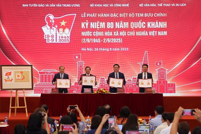 C&aacute;c đại biểu thực hiện nghi thức k&yacute; B&igrave;a ph&aacute;t h&agrave;nh đặc biệt bộ tem v&agrave; đ&oacute;ng dấu lưu niệm.