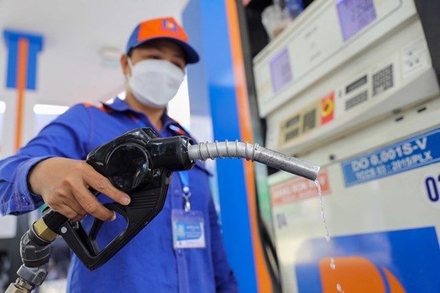 Trước đ&oacute;, một số doanh nghiệp đầu mối xăng dầu đ&atilde; bị Bộ T&agrave;i ch&iacute;nh xử phạt vi phạm h&agrave;nh ch&iacute;nh về Quỹ b&igrave;nh ổn gi&aacute;. Phần lớn l&agrave; lỗi kh&ocirc;ng kết chuyển số dư Quỹ v&agrave;o t&agrave;i khoản ng&acirc;n h&agrave;ng (ảnh Nguyễn Phong).