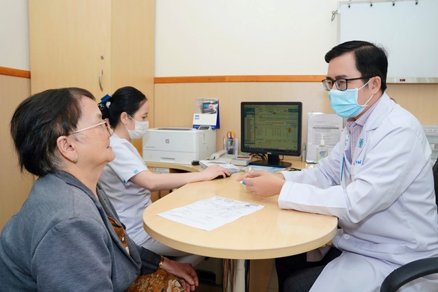 BS CKI. Lê Hoàng Bảo - Khoa Nội tiết BV ĐHYD khám cho người bệnh đái tháo đường.